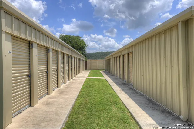 a view of a backyard with pathway