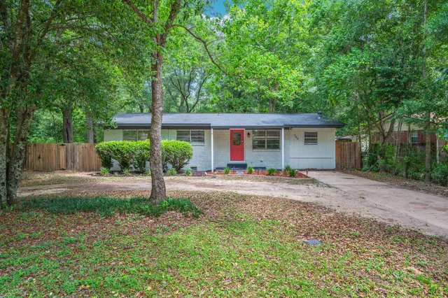 a view of a house with yard and plants
