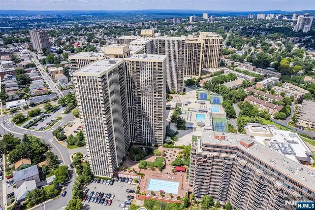 $759,000 | 200 Winston Drive, Unit C2808, Cliffside Park, NJ 07010