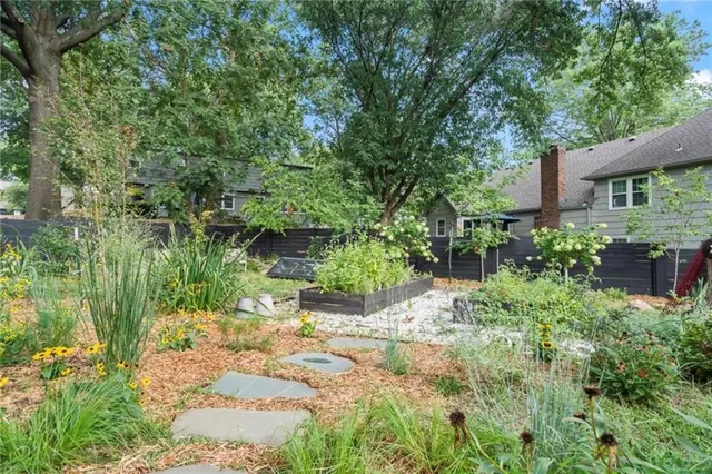 $850,000 | 9516 Linden Street, Overland Park, KS 66207