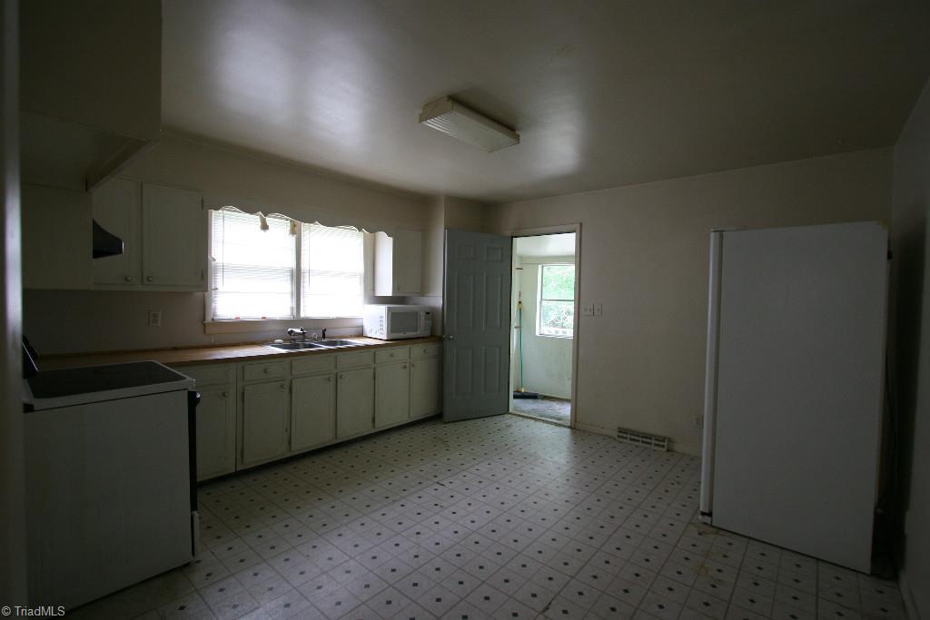 3734 Rolling Road High Point, NC 27265 - Photo 5 of 13