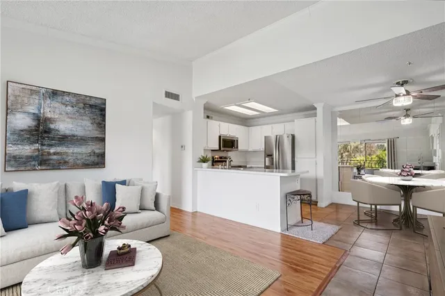 $438,500 | 1995 Las Colinas Circle, Unit 307, Corona, CA 92879