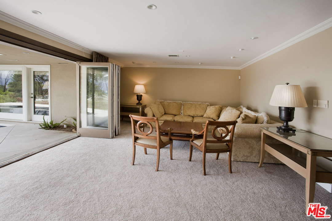 445 Walker Drive Beverly Hills, CA 90210 - Photo 11 of 31