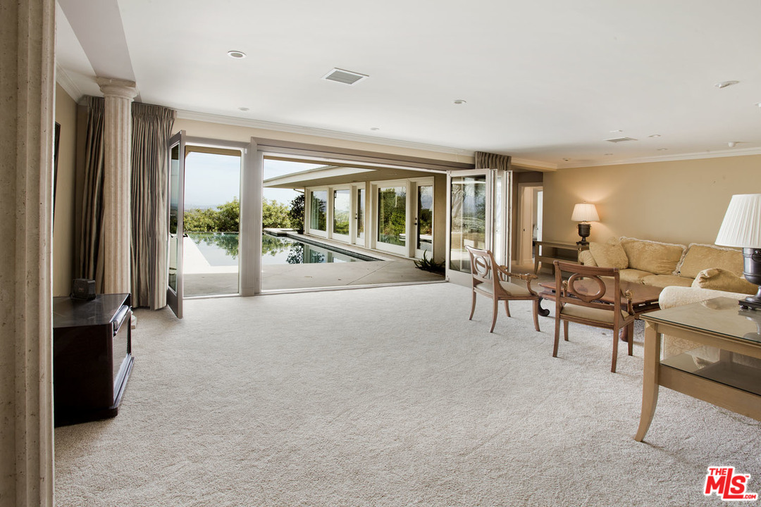 445 Walker Drive Beverly Hills, CA 90210 - Photo 12 of 31