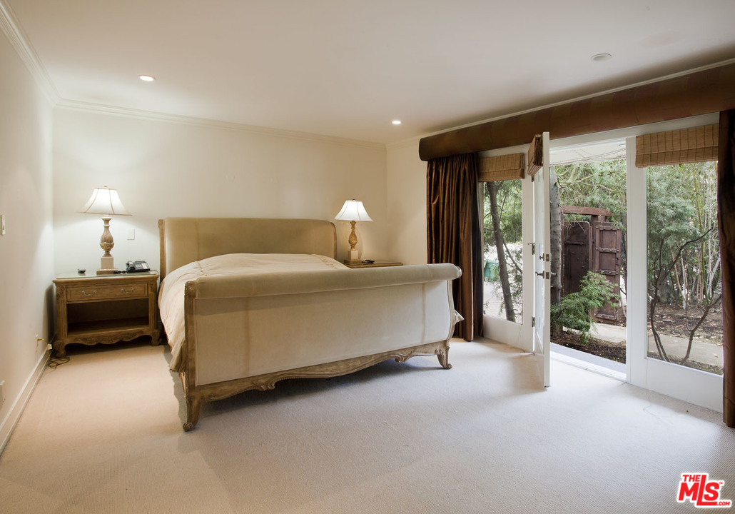 445 Walker Drive Beverly Hills, CA 90210 - Photo 13 of 31