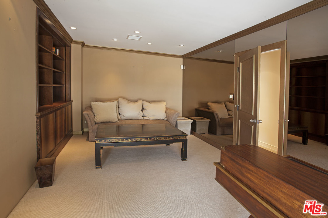 445 Walker Drive Beverly Hills, CA 90210 - Photo 14 of 31