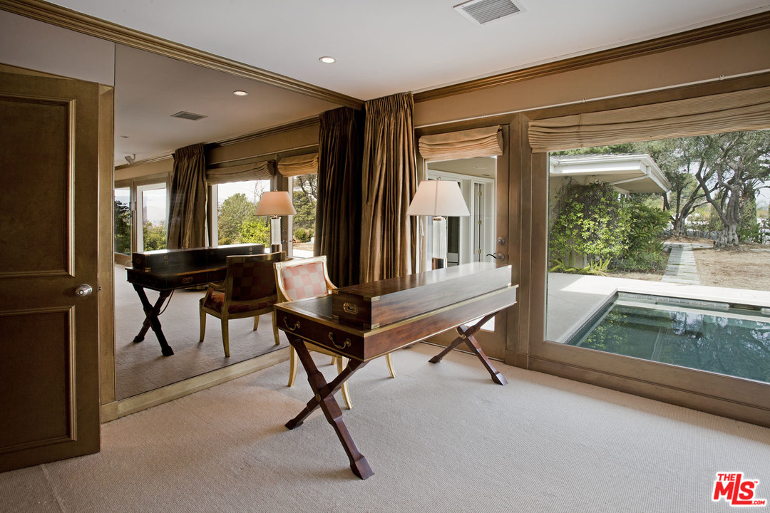 445 Walker Drive Beverly Hills, CA 90210 - Photo 15 of 31