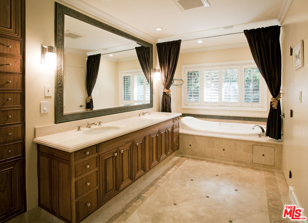 445 Walker Drive Beverly Hills, CA 90210 - Photo 16 of 31