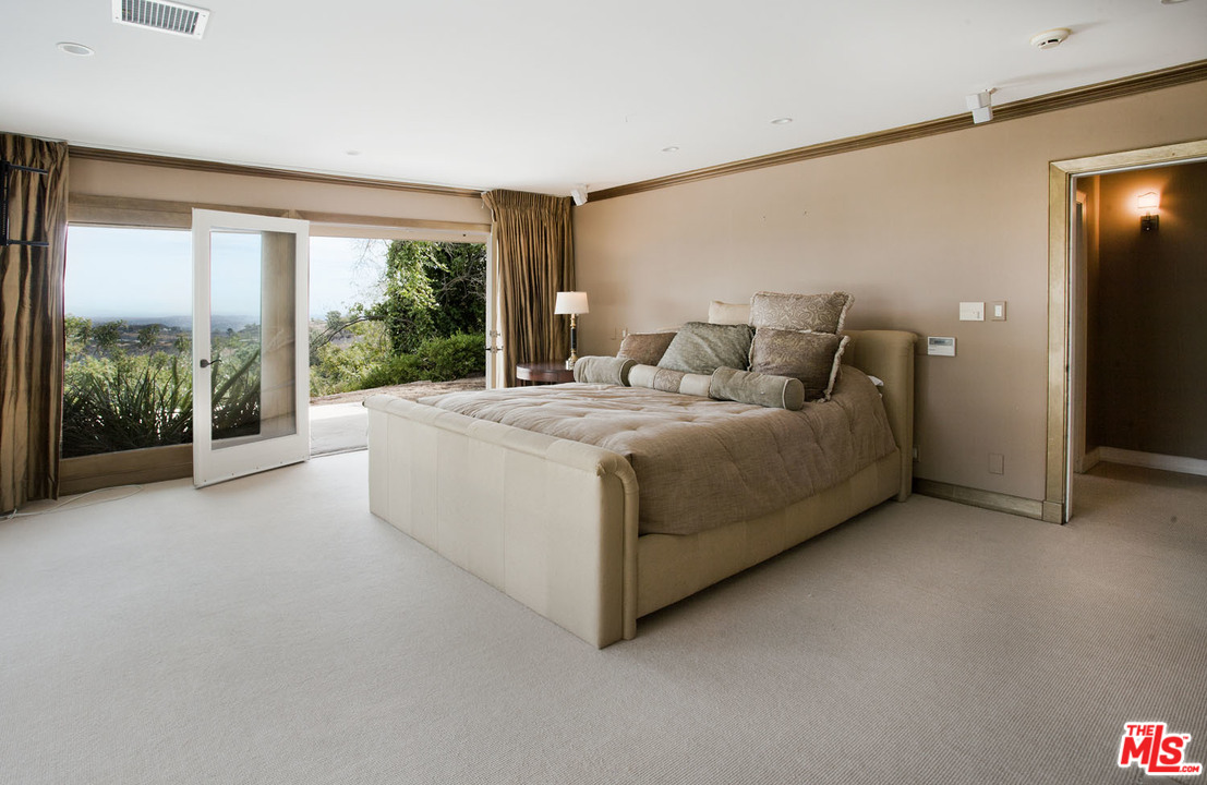 445 Walker Drive Beverly Hills, CA 90210 - Photo 17 of 31