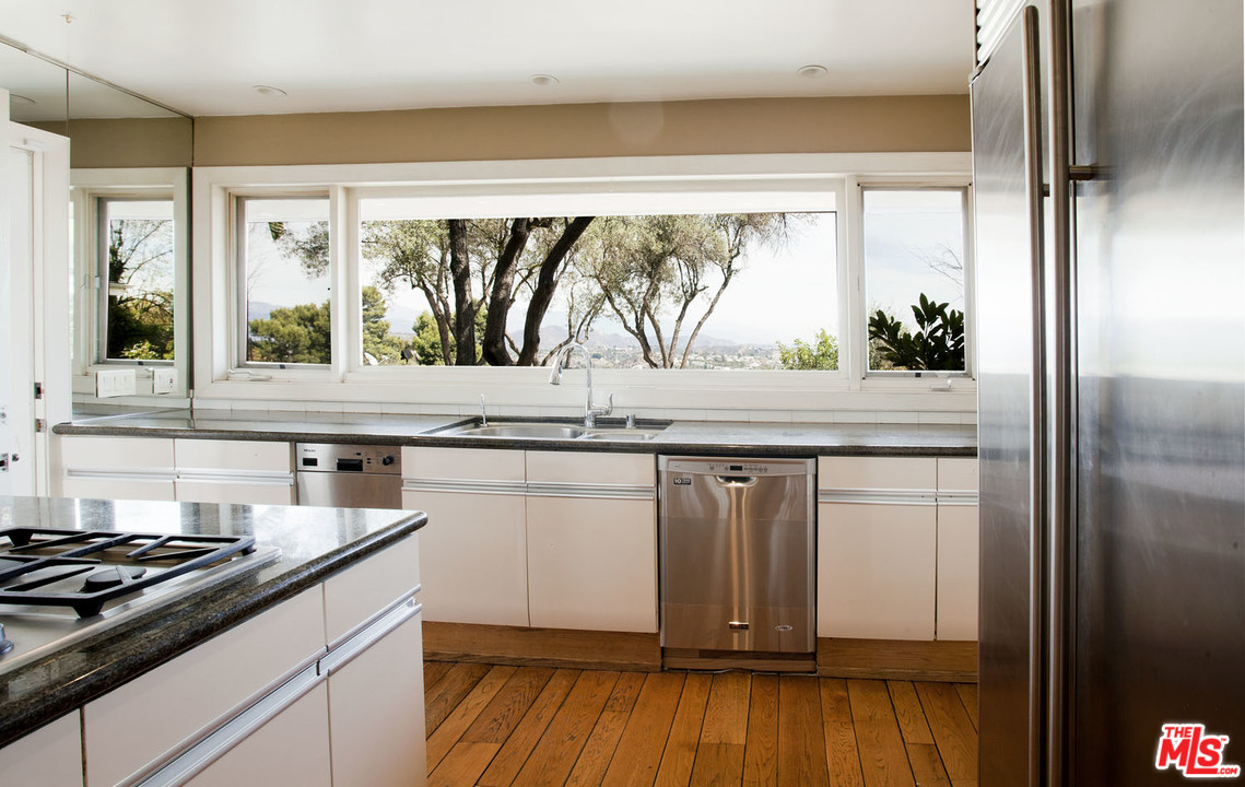 445 Walker Drive Beverly Hills, CA 90210 - Photo 20 of 31