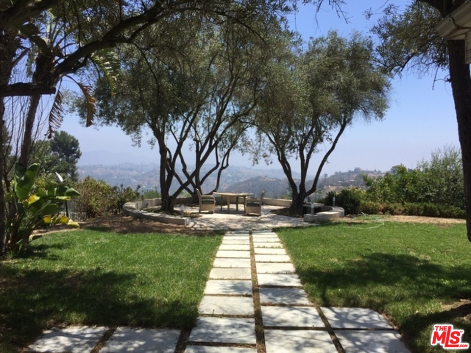 445 Walker Drive Beverly Hills, CA 90210 - Photo 3 of 31