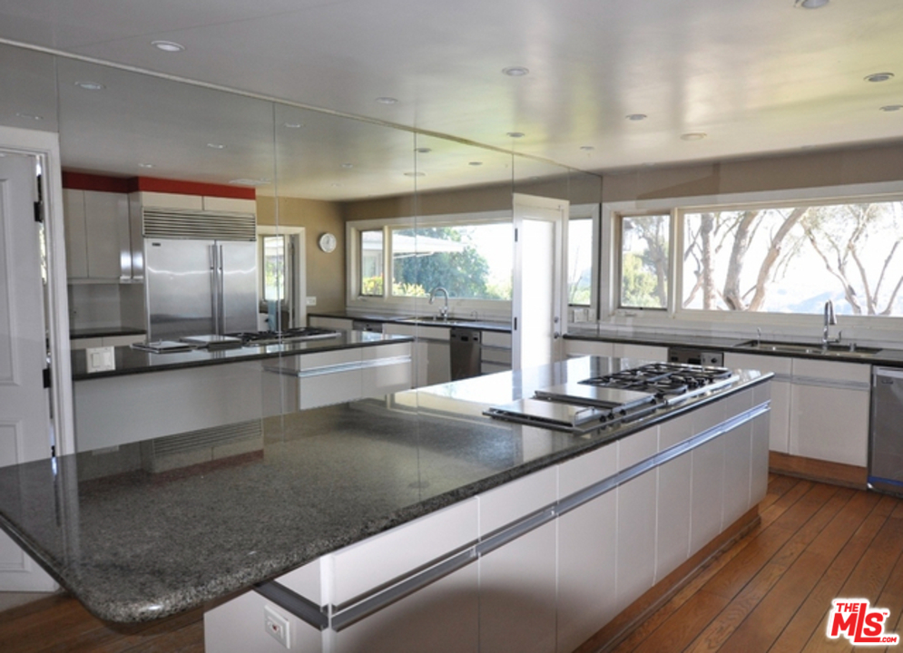 445 Walker Drive Beverly Hills, CA 90210 - Photo 10 of 31