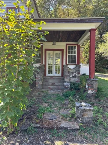 a view of a house with backyard and garden