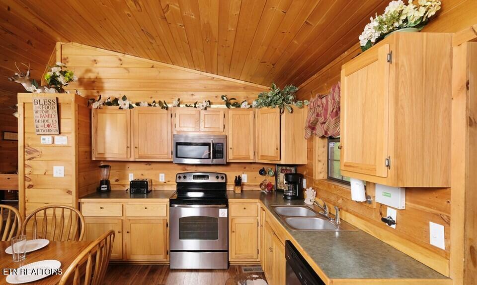 623 Iron Mountain Road Pigeon Forge, TN 37863 - Photo 10 of 45 pigeon-forge-cabin-rocky-top-kitchen-6