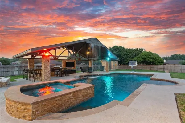 $975,000 | 7 Lone Star Drive, Waco, TX 76708