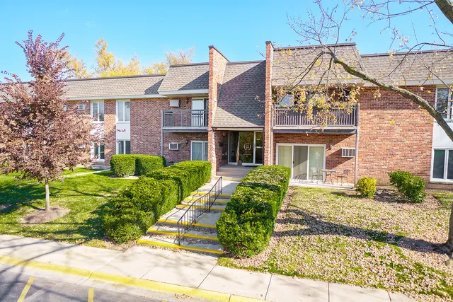 $195,000 | 3939 Saratoga Avenue, Unit 110E, Downers Grove, IL 60515