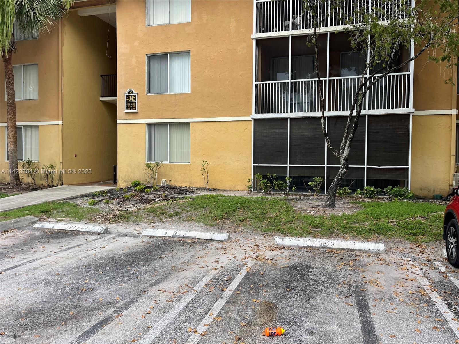 4045 West McNab Road, Unit G106 Pompano Beach, FL 33069 - Photo 19 of 23 a backyard of house with wooden fence