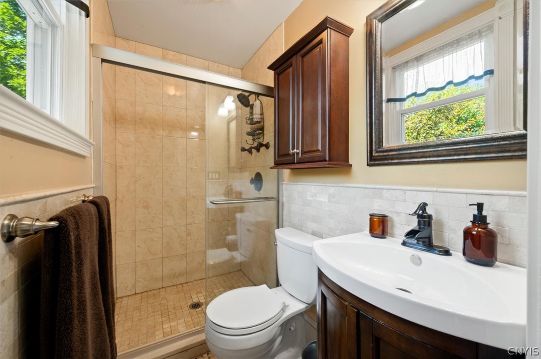 227 East Grove Street Oneida, NY 13421 - Photo 25 of 50 En-suite for bedroom 5
