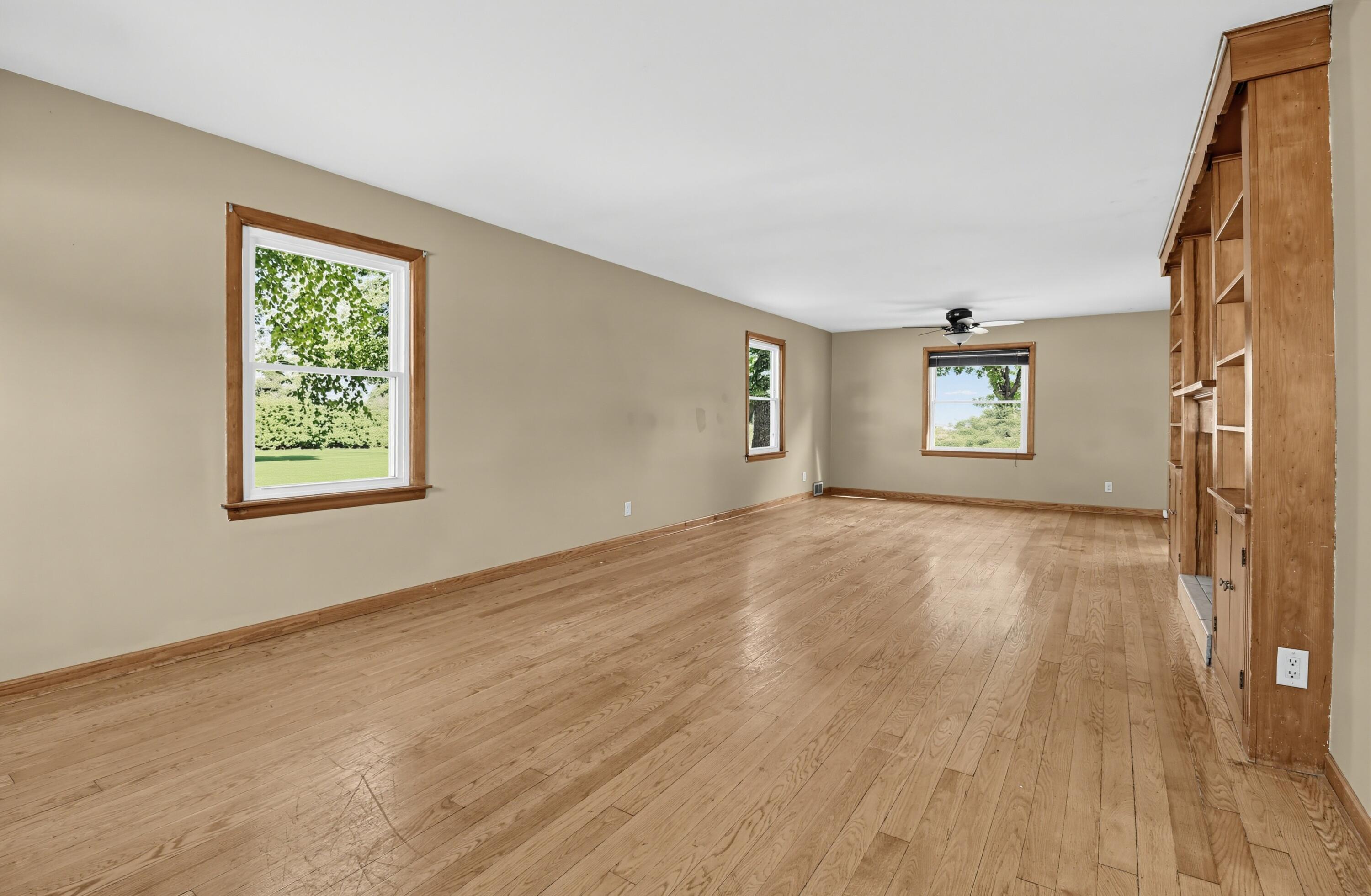 2605 James Boulevard Racine, WI 53403 - Photo 4 of 21 09_2605_James_Boulevard-Living_room-5877