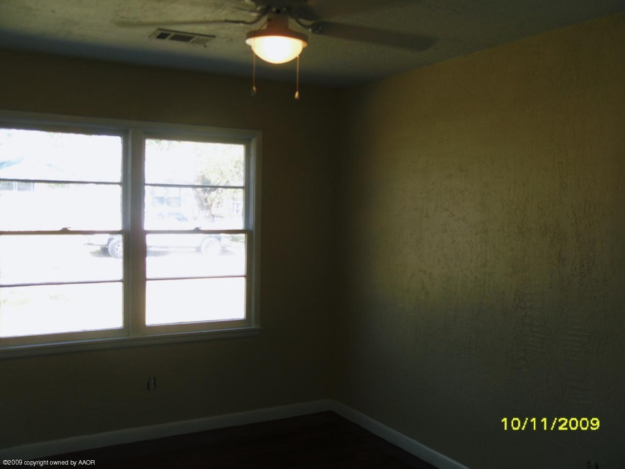 1709 Clarence Street Amarillo, TX 79110 - Photo 8 of 10 an empty room with a window