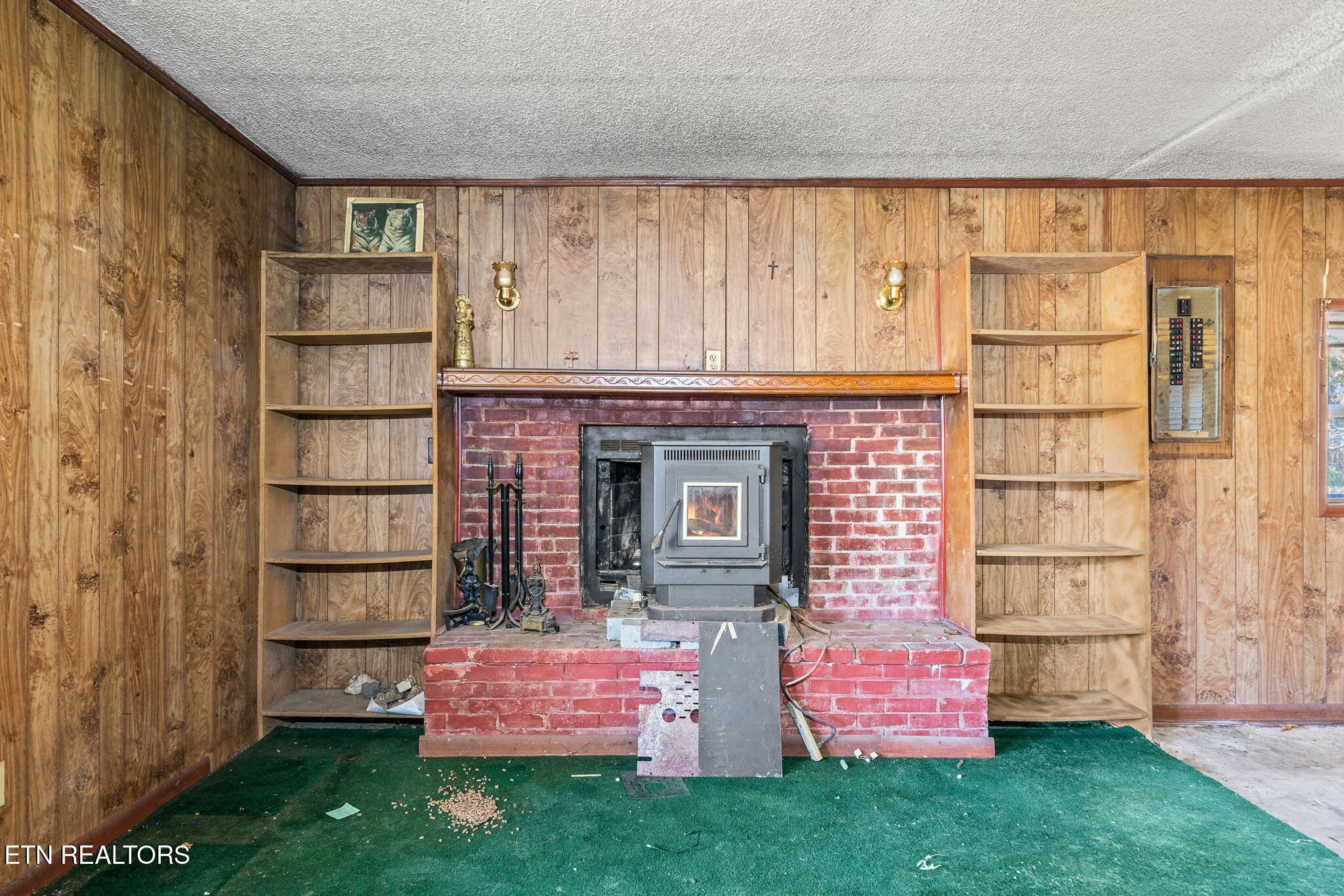 1602 Hollis Poore Road Jamestown, TN 38556 - Photo 5 of 25 a front view of a house with a garden