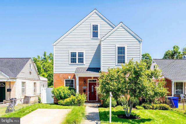 a view of a yard in front of house
