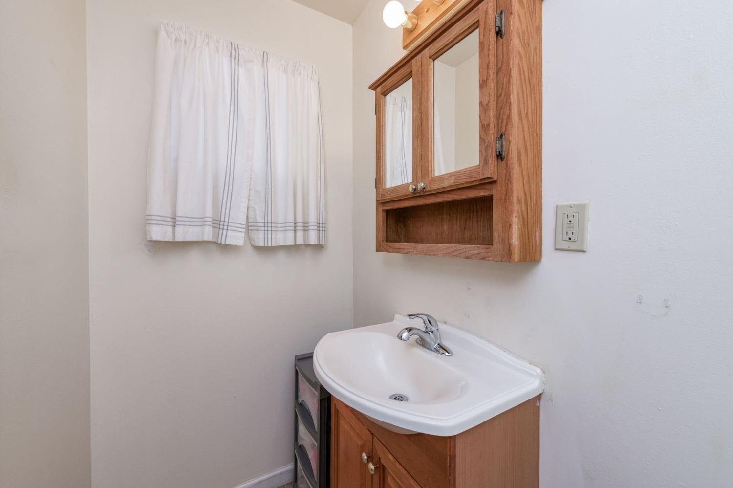 1325 Terry Avenue Clovis, CA 93612 - Photo 21 of 28 a bathroom with a sink and a mirror