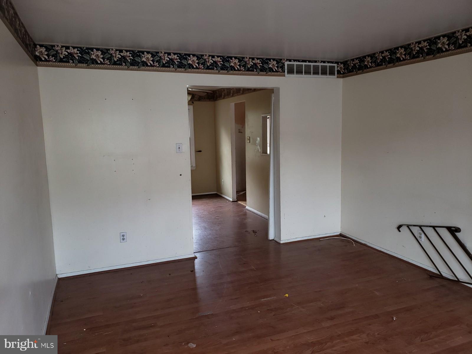 24 Colleton Court Baltimore, MD 21236 - Photo 2 of 12 Living Room