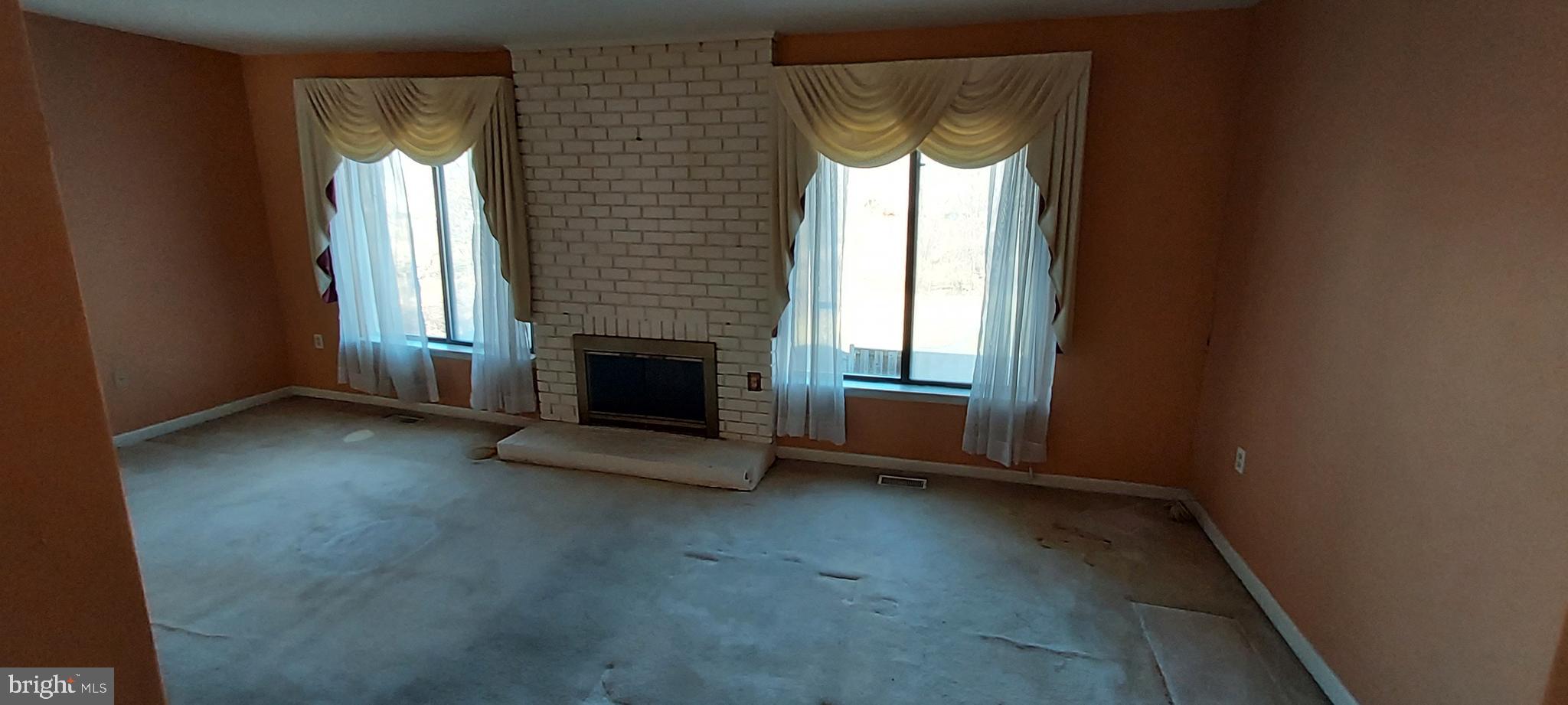 9051 Centerway Road Gaithersburg, MD 20879 - Photo 9 of 27 Living room