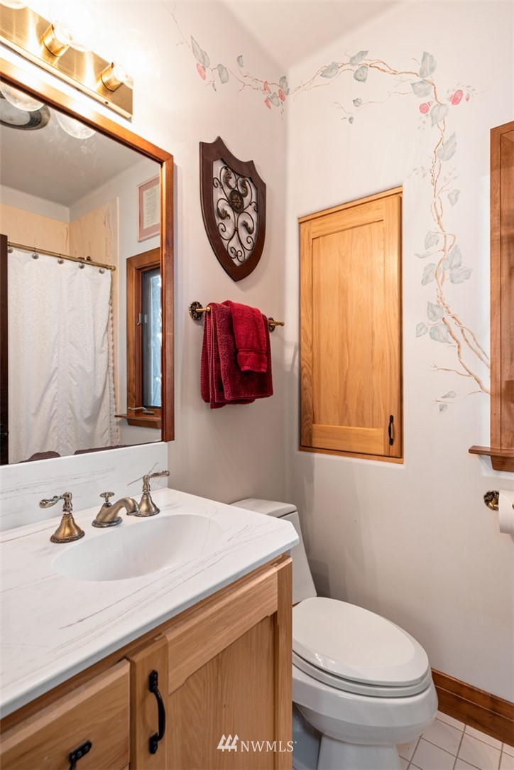 21632 High Rock Road Monroe, WA 98272 - Photo 36 of 40 a bathroom with a toilet a sink and a mirror