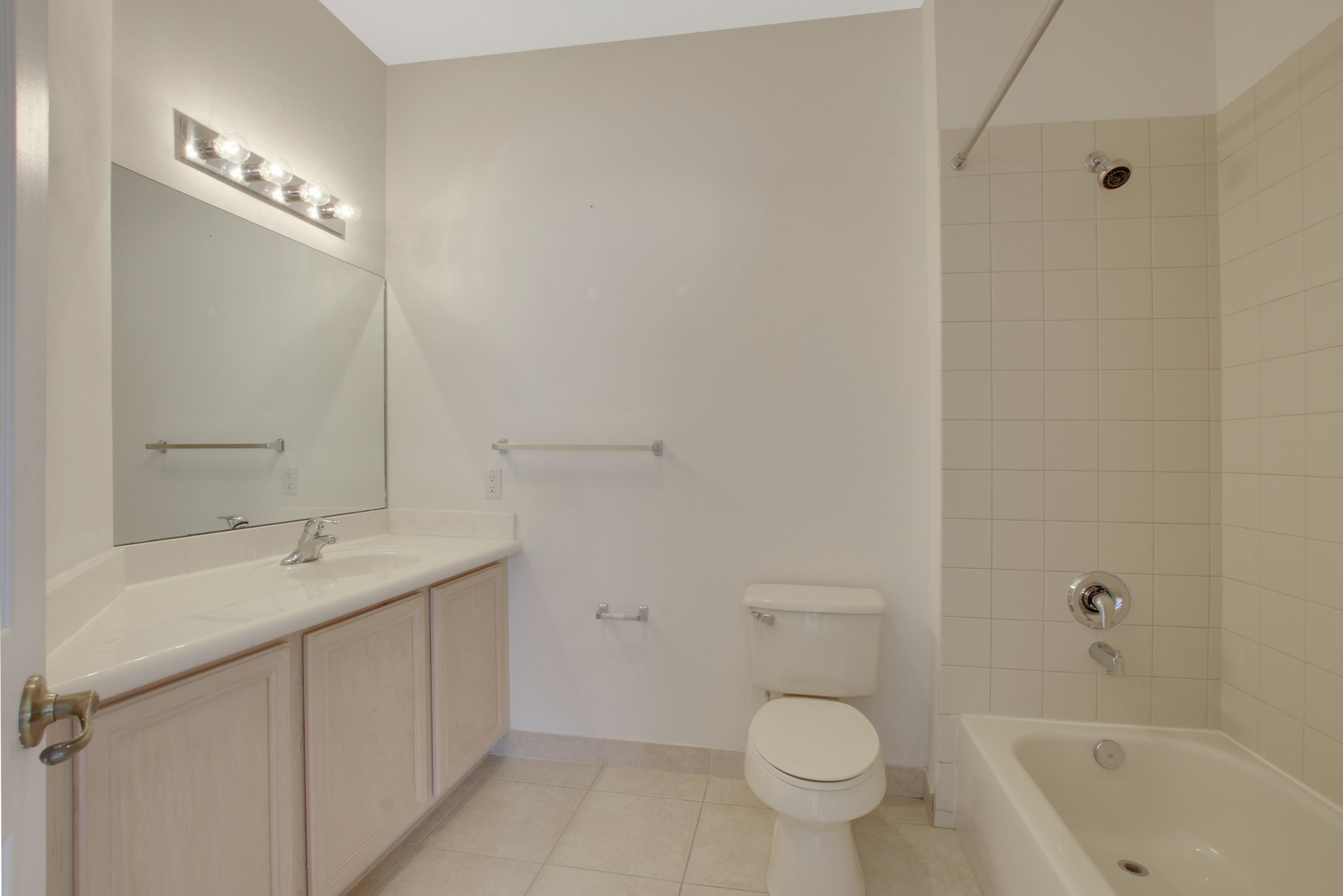 3111 Laurel Ridge Circle Riviera Beach, FL 33404 - Photo 19 of 30 Guest bathroom