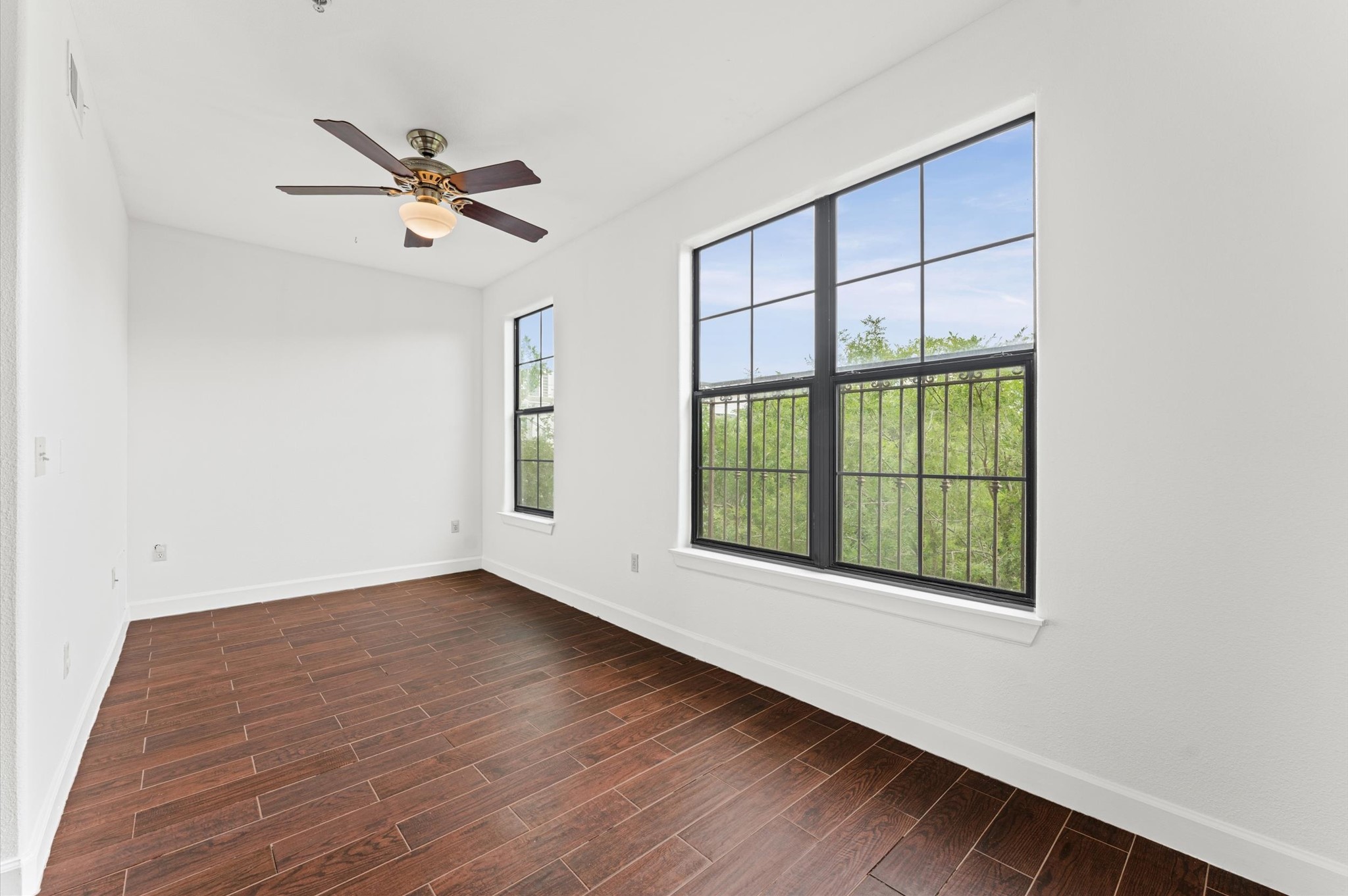 1602 Elgin Street, Unit 10 Houston, TX 77004 - Photo 13 of 21 Office / flex space located on the second level (same as the primary bedroom).