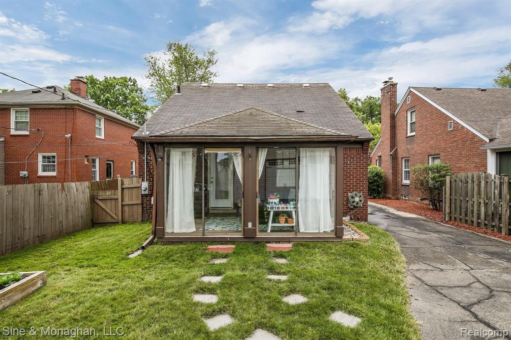 1624 Roslyn Road Grosse Pointe Woods, MI 48236 - Photo 29 of 31