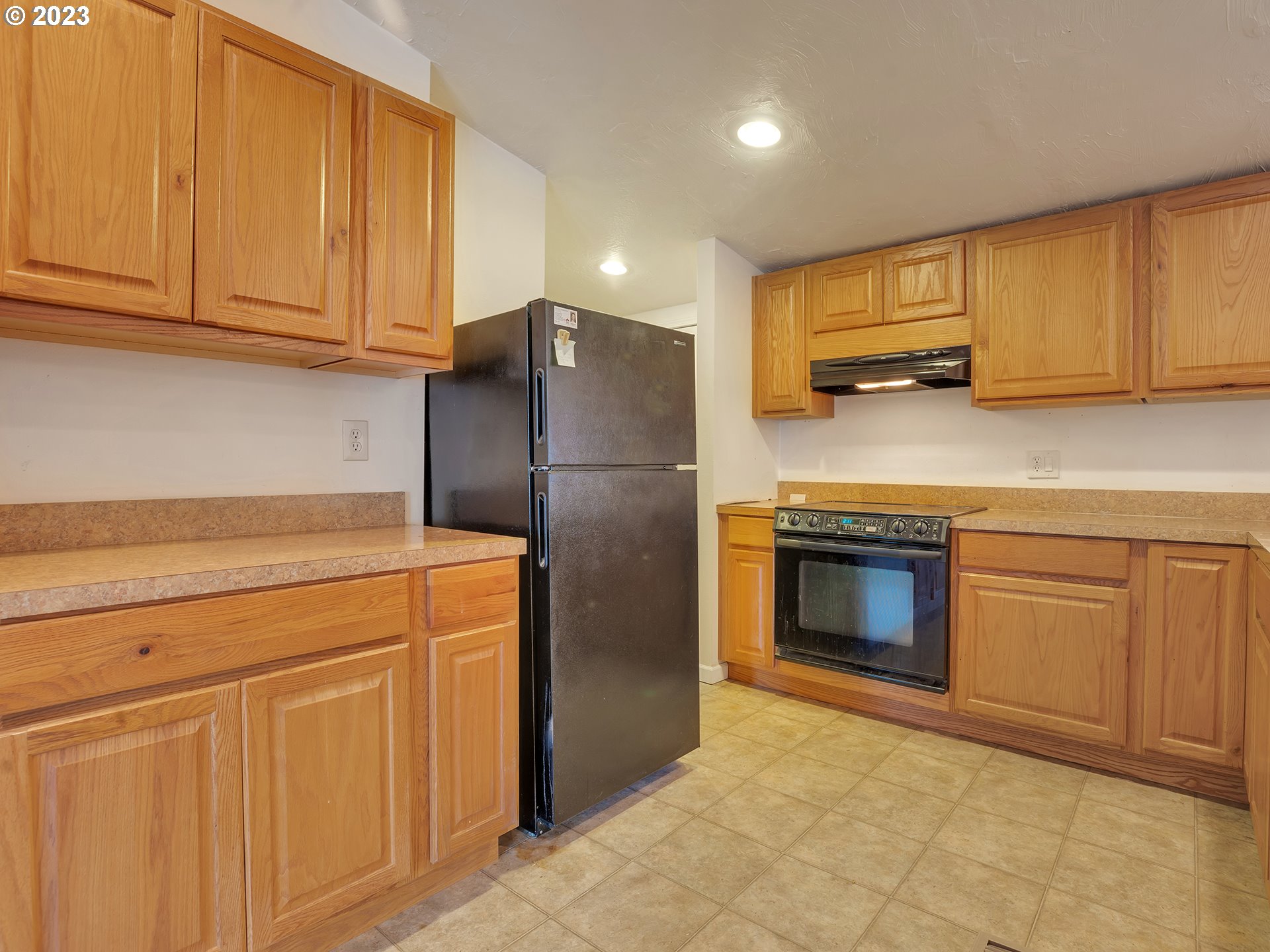 38486 Strawbridge Parkway Sandy, OR 97055 - Photo 12 of 19 a kitchen with stainless steel appliances granite countertop a refrigerator a stove and a sink
