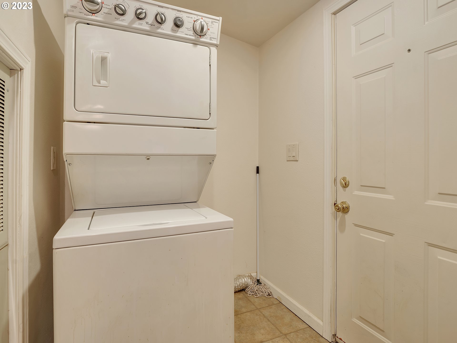 38486 Strawbridge Parkway Sandy, OR 97055 - Photo 15 of 19 a utility room with dryer and washer