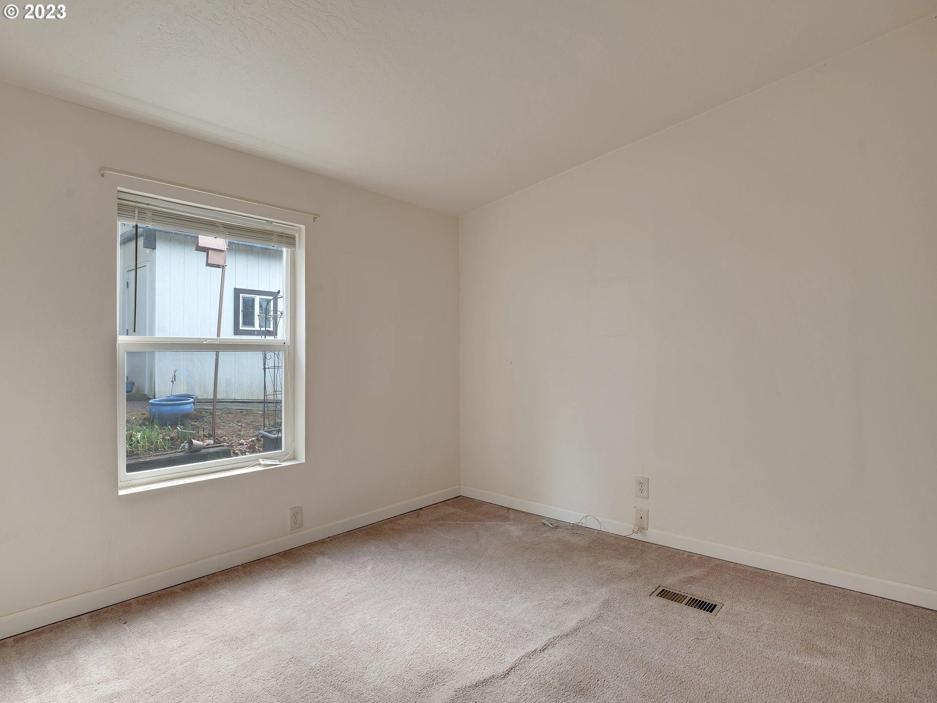 38486 Strawbridge Parkway Sandy, OR 97055 - Photo 17 of 19 an empty room with a window