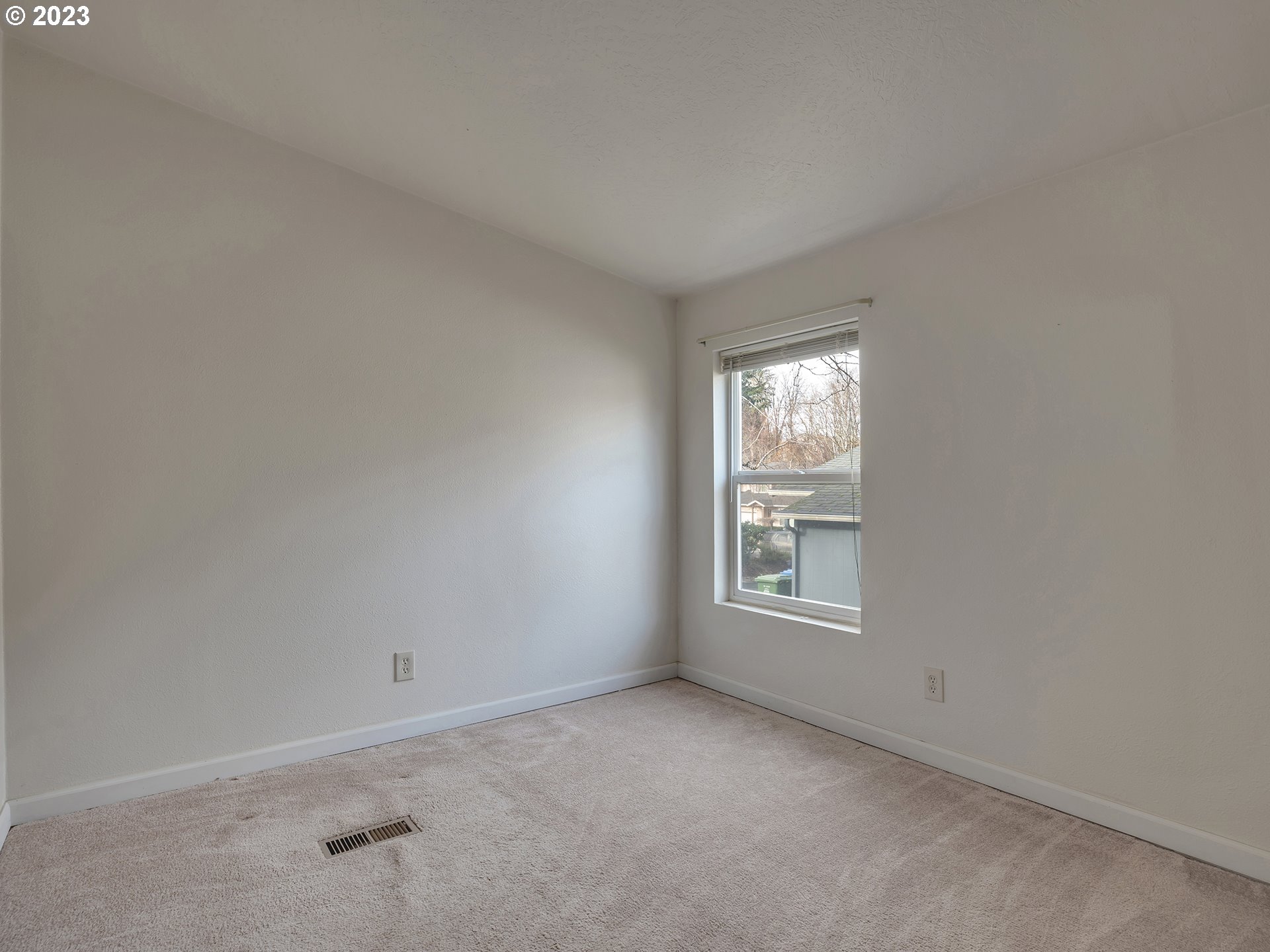 38486 Strawbridge Parkway Sandy, OR 97055 - Photo 19 of 19 an empty room with windows
