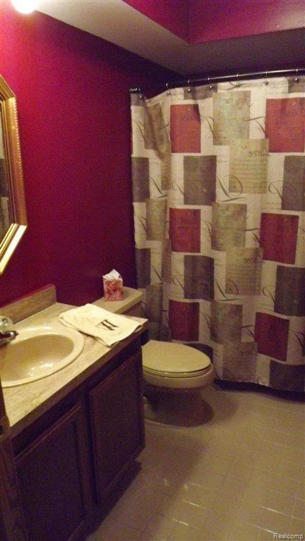 702 Baker Street Rochester, MI 48307 - Photo 8 of 11 Guest Bathroom