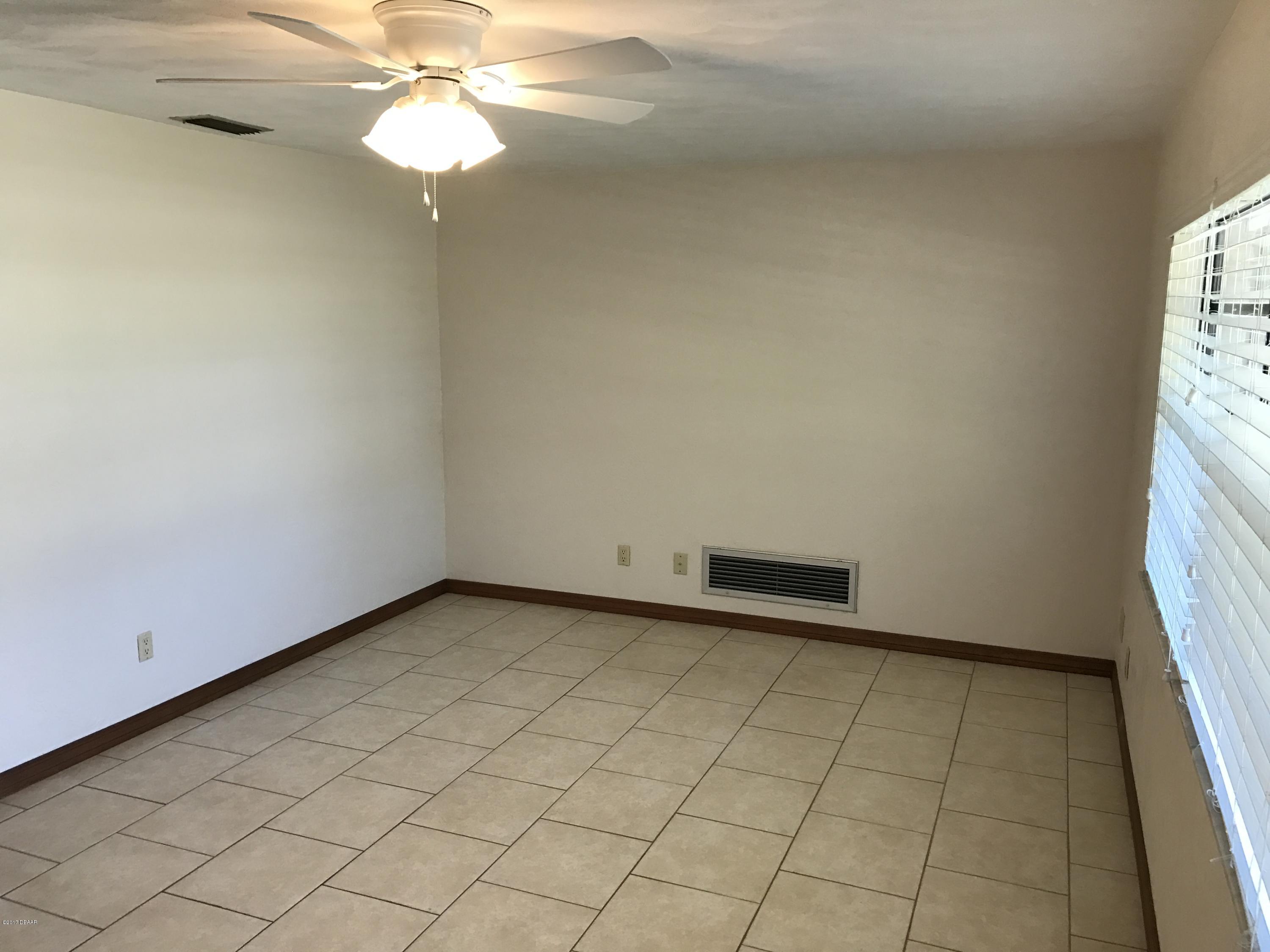 65 Raintree Drive Port Orange, FL 32127 - Photo 3 of 19 Spacious Living Room