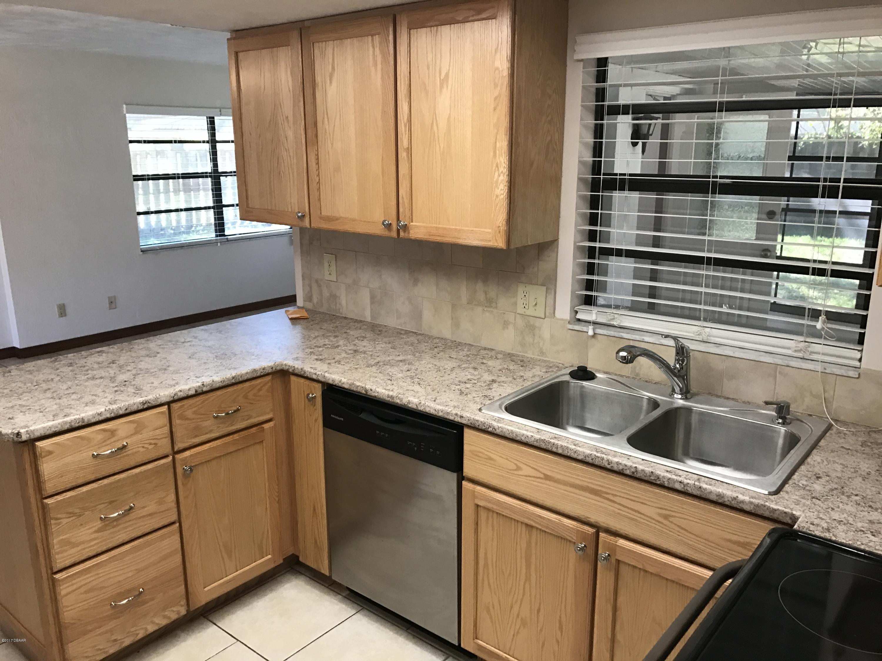 65 Raintree Drive Port Orange, FL 32127 - Photo 5 of 19 Large Kitchen