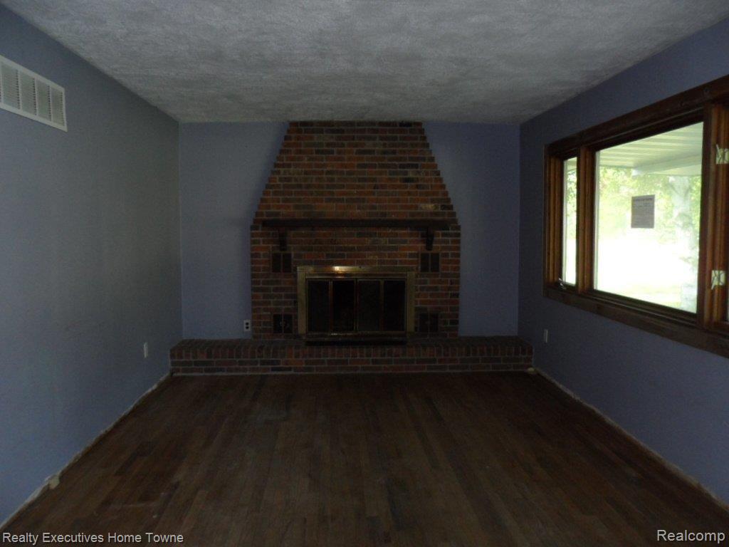 6650 State Road Fort Gratiot, MI 48059 - Photo 7 of 8 264-000633Familyroom.JPG