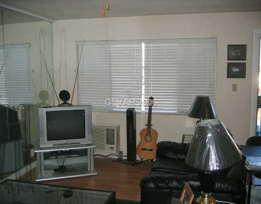 4600 Paradise Road, Unit 139 Las Vegas, NV 89169 - Photo 3 of 6 Living Room.