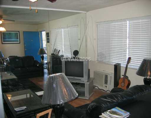 4600 Paradise Road, Unit 139 Las Vegas, NV 89169 - Photo 4 of 6 Living Room.
