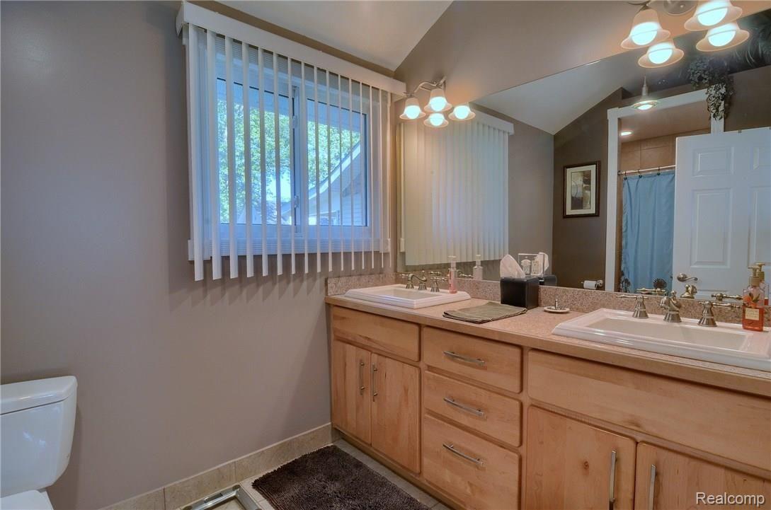 3364 Frembes Road Waterford, MI 48329 - Photo 16 of 25 Master_Bathroom.jpg