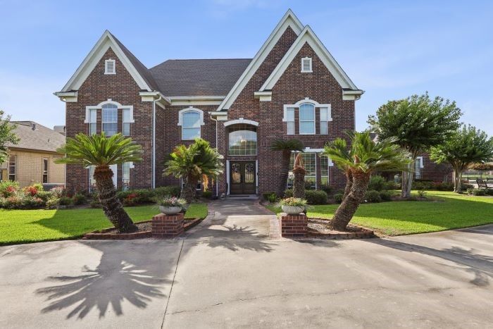 2700 Spurlock Road Nederland, TX 77627 - Photo 20 of 44 a front view of a house with garden