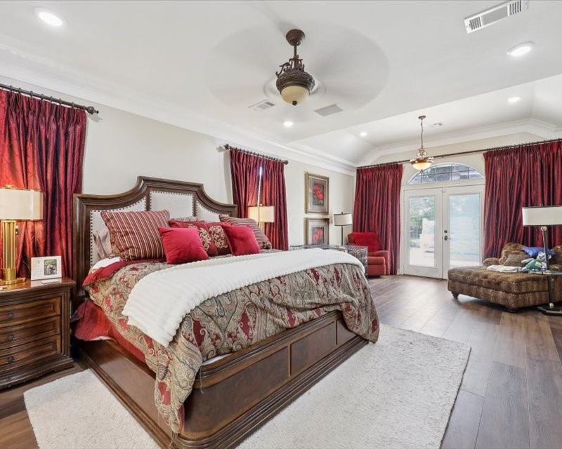 2700 Spurlock Road Nederland, TX 77627 - Photo 42 of 44 a spacious bedroom with a bed and a couch