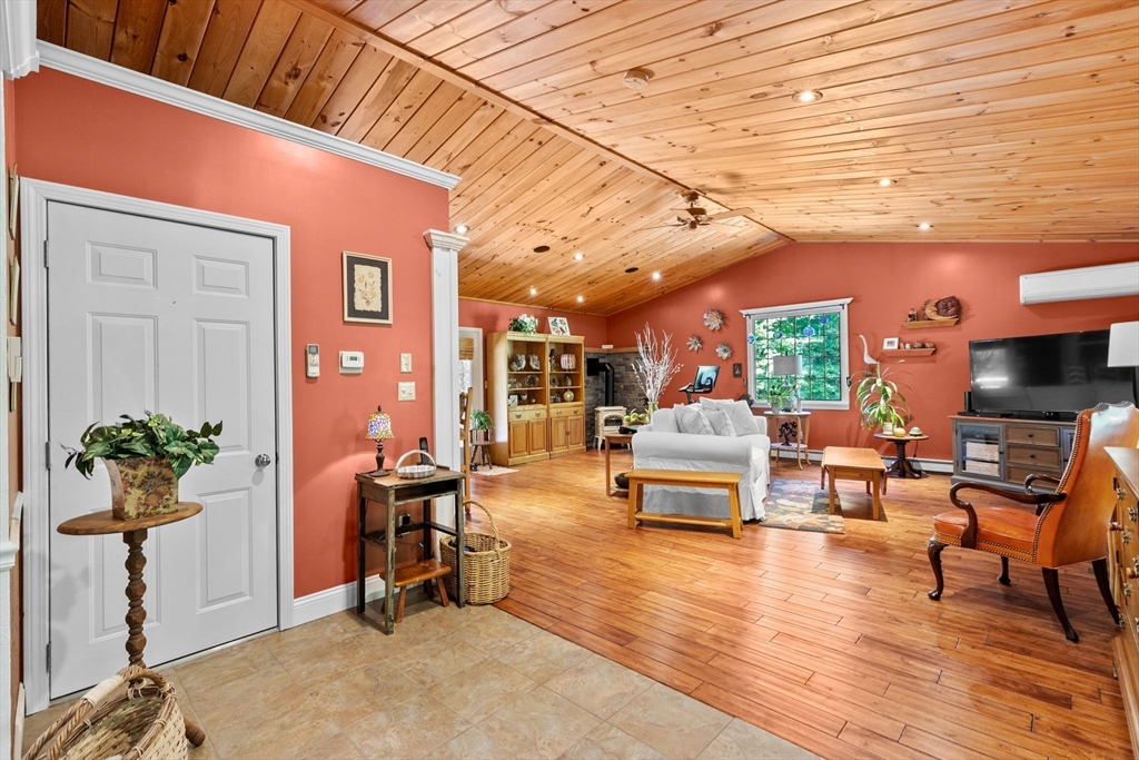 150 Ryder Road Rochester, MA 02770 - Photo 3 of 42 a living room with furniture and a potted plant