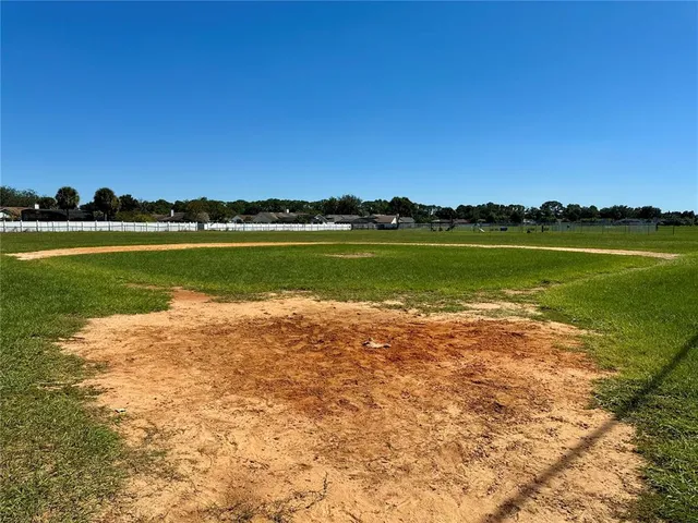 a view of a back yard