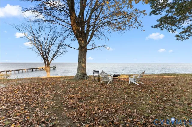 a view of a yard with a house