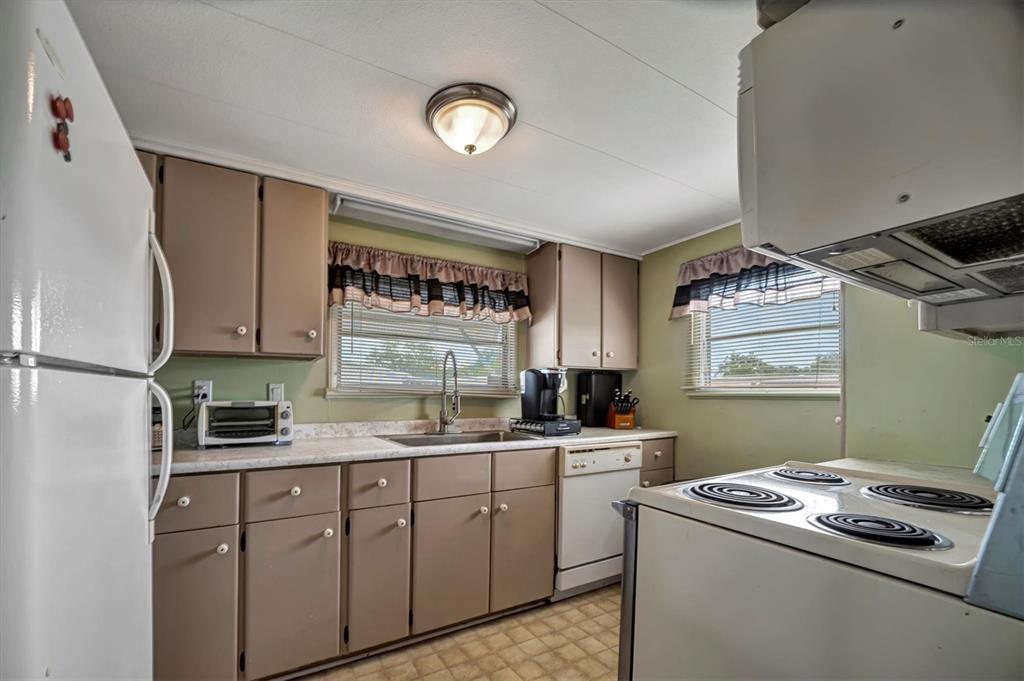 122 East St Annes Circle Apollo Beach, FL 33572 - Photo 2 of 32